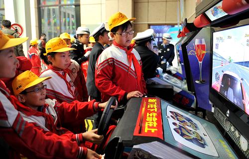 12月2日,小學生在呼和浩特市青少年交通安全游戲體驗基地進行模擬駕車行駛。新華社記者 任軍川 攝