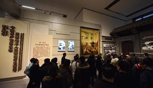 12月2日,觀眾在國家博物館參觀《復(fù)興之路》展覽。新華社發(fā)(王全超 攝)