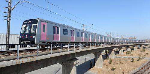 12月8日,A型地鐵車輛在試驗線上運行。新華社記者 李紫恒 攝