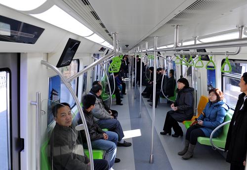 12月8日,乘客在試乘A型地鐵車輛。新華社記者 李紫恒 攝