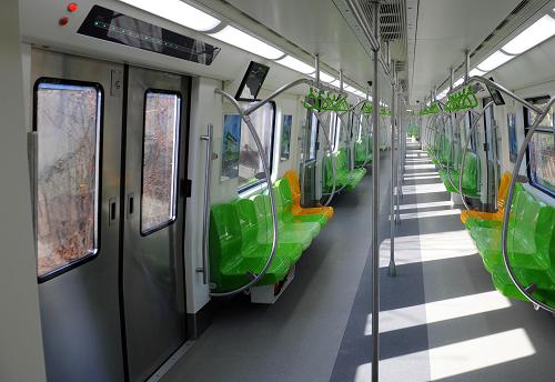 這是A型地鐵車輛內(nèi)部(12月8日攝)。A型地鐵車輛每節(jié)車輛比北京現(xiàn)行運營的B型地鐵車輛長3米左右,車門也由8對門增加至10對門。新華社記者 李紫恒 攝