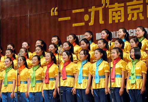 12月9日,南京江寧中等專業(yè)學(xué)校社會(huì)藝術(shù)班合唱隊(duì)在比賽中演唱《祖國(guó)不會(huì)忘記》。當(dāng)日,南京舉行“一二·九”南京市中學(xué)生合唱節(jié)比賽,來(lái)自全市中學(xué)的19支班級(jí)合唱隊(duì)聚集在南京文化藝術(shù)中心,用歌聲表達(dá)對(duì)先烈的懷念、對(duì)祖國(guó)的熱愛(ài)、對(duì)理想的追求。