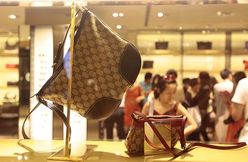 12月9日,顧客在海南省三亞市免稅店選購(gòu)商品。2012年11月1日,海南正式調(diào)整離島免稅政策,將每人每次免稅購(gòu)物限額由原來(lái)的5000元調(diào)整至8000元。據(jù)離島免稅海關(guān)監(jiān)管信息系統(tǒng)的數(shù)據(jù)顯示,11月1日至30日,海關(guān)共監(jiān)管三亞、??趦杉颐舛惖赇N售免稅品39.2萬(wàn)件,銷售金額2.7億元,有10萬(wàn)名旅客提貨離島,同比分別增加41%、35%和19%。