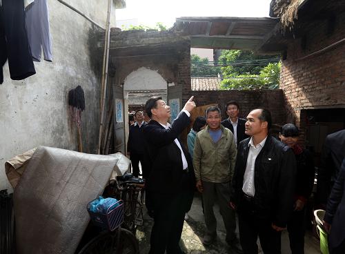 12月7日至11日,中共中央總書記、中央軍委主席習(xí)近平在廣東省考察工作。這是習(xí)近平在順德黃龍村看望村民張錫堯一家。新華社記者 蘭紅光 攝