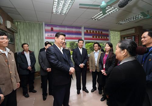 12月7日至11日,中共中央總書記、中央軍委主席習(xí)近平在廣東省考察工作。這是習(xí)近平在深圳羅湖區(qū)南湖街道漁民村社區(qū)居委會考察了解基層黨組織建設(shè)和社區(qū)工作情況。新華社記者 蘭紅光 攝