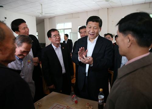 12月7日至11日,中共中央總書記、中央軍委主席習(xí)近平在廣東省考察工作。這是習(xí)近平在順德黃龍村老人活動中心與在此休閑的村民交談。新華社記者 蘭紅光 攝