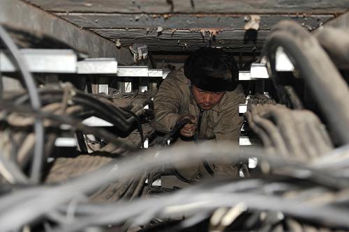 12月11日,國家電網天津寶坻公司員工在新建的35千伏太平莊變電站安裝電氣設備,該變電站將于12月26日投入運行。新華社發(fā)(陳進 攝)