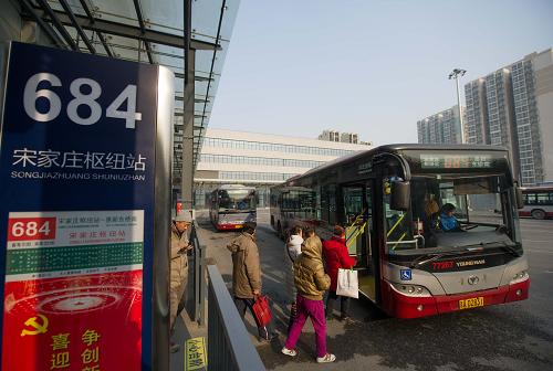 12月11日,乘客在北京宋家莊交通樞紐換乘公交車。新華社記者 羅曉光 攝