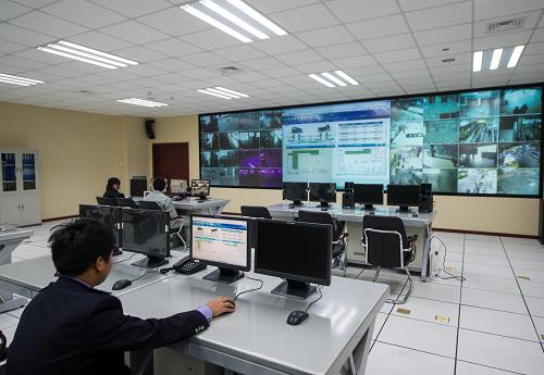 12月11日,工作人員在北京宋家莊交通樞紐管控中心值班。新華社記者 羅曉光 攝