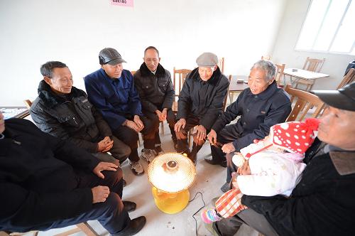 12月12日,老人們?cè)诤镦?zhèn)樟樹村基層養(yǎng)老中心一起取暖、聊天。新華社記者 周密 攝