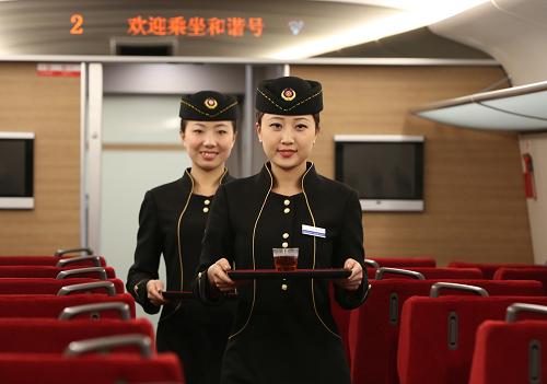 12月14日,在鄭州東—北京西的動(dòng)車組試驗(yàn)車上,乘務(wù)員在進(jìn)行模擬服務(wù)。新華社發(fā)(祝慶 攝)