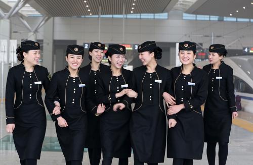 12月14日,一群剛走下動(dòng)車組試驗(yàn)車的乘務(wù)員走出車站。 新華社發(fā)(祝慶 攝)