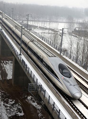 12月14日,大雪過后,一列動(dòng)車組試驗(yàn)車行駛在鄭州黃河公鐵兩用橋上。新華社發(fā)(祝慶 攝)