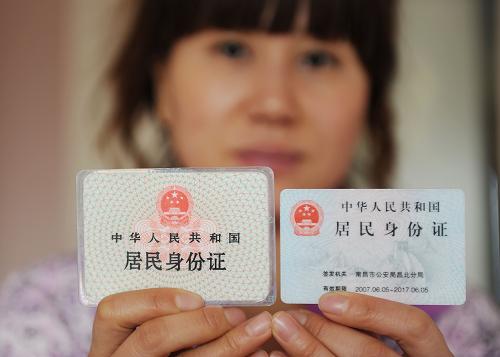 12月23日,一名上海市民展示兩代居民身份證。根據(jù)新修訂的《中華人民共和國居民身份證法》,2013年1月1日起,我國將停用第一代居民身份證,全面使用第二代居民身份證。屆時(shí),無論一代身份證是否還在有效期內(nèi),都將被視為無效,持一代證將無法購買火車票、飛機(jī)票,無法辦理銀行、電信、保險(xiǎn)等業(yè)務(wù)。民警提醒,還沒有辦理二代身份證的人員應(yīng)盡快辦理,否則將帶來許多不便。新華社發(fā)(賴鑫琳 攝)