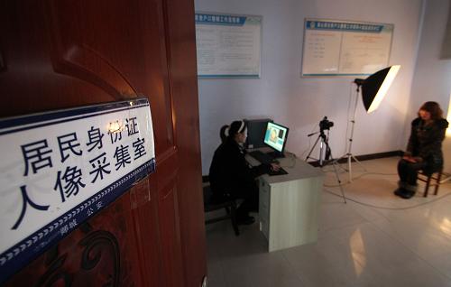 山東省臨沂市郯城縣公安局廟山派出所民警在為居民辦理第二代身份證(12月16日攝)。新華社發(fā)(張春雷 攝)