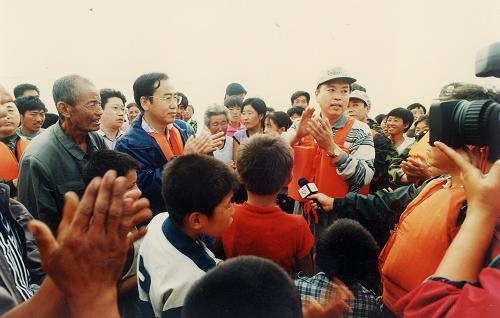 1998年8月20日,張德江乘沖鋒舟到吉林省鎮(zhèn)賚縣嘎什根鄉(xiāng)看望被洪水圍困的群眾,指導(dǎo)抗洪救災(zāi)工作。新華社發(fā)