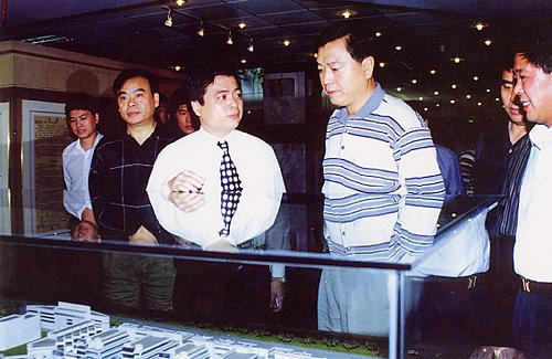 1998年10月24日,張德江在浙江民營企業(yè)調(diào)研。新華社發(fā)