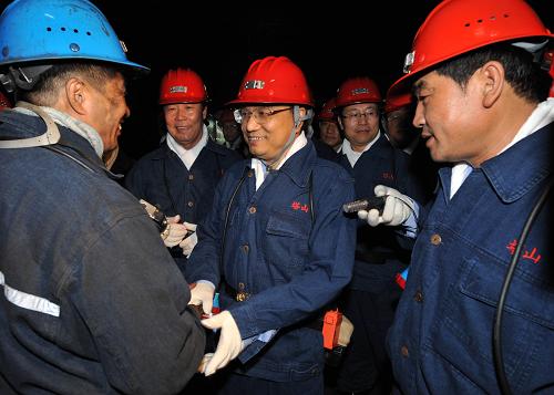 2008年7月28日,李克強在山西大同煤礦集團塔山煤礦看望一線工人。新華社記者樊如鈞攝