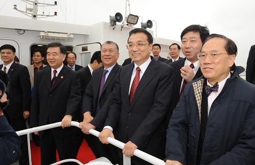 2009年12月15日,李克強在珠海出席港珠澳大橋開工儀式后乘船前往海上施工現(xiàn)場考察。新華社記者黃敬文攝