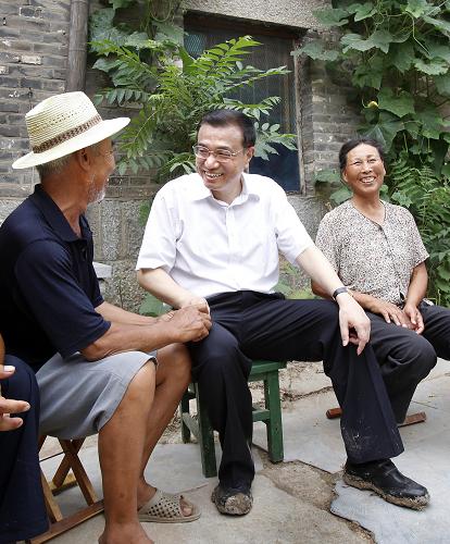 2010年7月8日,李克強在山東濟寧市嘉祥縣大孫村與貧困戶孫樹節(jié)一家親切交談。新華社發(fā)