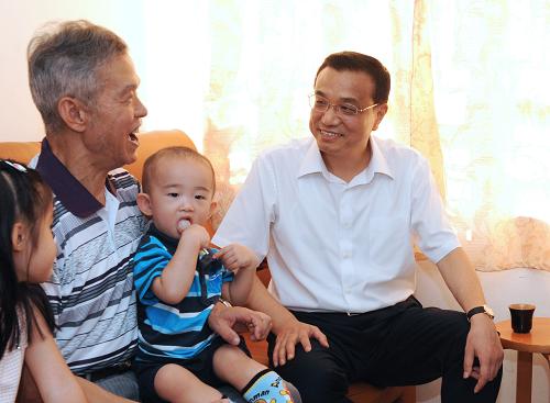 2011年8月,李克強訪問香港時,看望公屋居民。新華社發(fā)