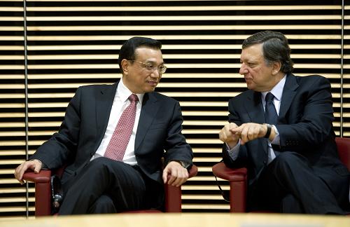 2012年5月3日,李克強與歐盟委員會主席巴羅佐在布魯塞爾共同出席中歐高層能源會議閉幕式。新華社發(fā)