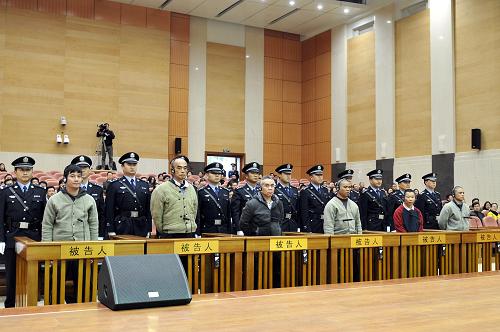 12月26日,云南省高級人民法院對湄公河中國船員遇害案進行二審宣判,即對糯康等6名上訴人(原審被告人)故意殺人、運輸毒品、綁架、劫持船只案的上訴作出裁定:駁回上訴,維持對糯康、???#183;乍薩、依萊、扎西卡的死刑判決,維持并核準對扎波死刑、緩期二年執(zhí)行的判決,維持對扎拖波有期徒刑八年的判決。 新華社發(fā)(劉學斌攝)