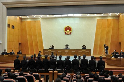 12月26日,云南省高級人民法院對湄公河中國船員遇害案進行二審宣判,即對糯康等6名上訴人(原審被告人)故意殺人、運輸毒品、綁架、劫持船只案的上訴作出裁定:駁回上訴,維持對糯康、???#183;乍薩、依萊、扎西卡的死刑判決,維持并核準對扎波死刑、緩期二年執(zhí)行的判決,維持對扎拖波有期徒刑八年的判決。 新華社發(fā)(劉學斌攝)