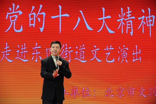 12月26日,梅派傳人胡文閣在演唱京劇。為學(xué)習宣傳貫徹黨的十八大精神,豐富社區(qū)居民的精神文化生活。12月26日上午,北京市文聯(lián)組織文藝家來到東四街道舉行文藝表演,讓居民們在欣賞節(jié)目的同時,更多地了解十八大的精神實質(zhì),使十八大精神更加深入人心,推動和諧社區(qū)建設(shè)。此次演出也是市文聯(lián)組織首都文藝家用文藝形式宣傳貫徹十八大精神系列演出的第四場。新華社記者 李鑫 攝