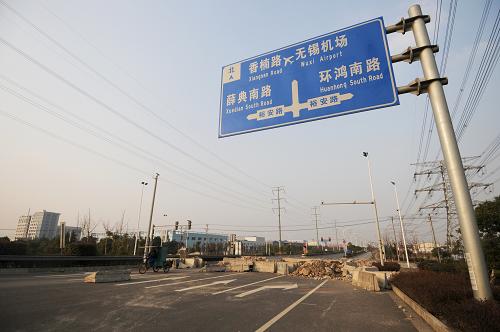 12月25日,望虞河大橋無錫段入口處設(shè)置有前往無錫碩放機(jī)場的指示牌。 新華社記者 沈鵬攝