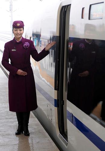 12月26日,在石家莊火車站,一位乘務(wù)員在等候乘客上車。新華社發(fā)(王曉 攝)