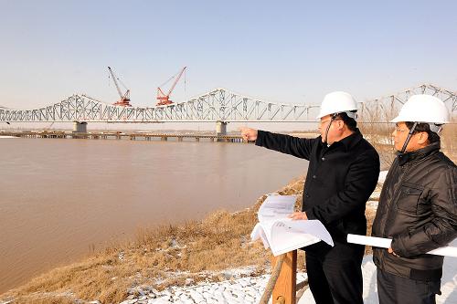 德大鐵路項目指揮長閔擁軍(左)在向工程技術(shù)人員部署任務(wù)(攝于12月23日)。新華社記者何俊昌攝