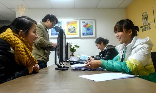 12月27日,杭州丁橋聯(lián)合新苑小區(qū)物業(yè)工作人員為公租房住戶辦理入住手續(xù)。新華社記者韓傳號攝
