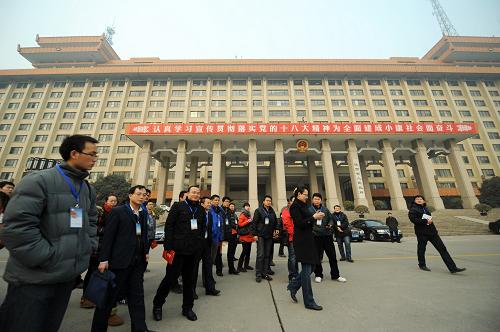 12月27日,公民代表們參觀陜西省人民政府。當日,36位來自各行業(yè)的公民代表應邀參加陜西省第29期“邀請公民代表走進省政府”活動。代表們在新城大院內(nèi)參觀了陜西省政府辦公大樓、西安事變舊址、陜西省政府歷史沿革展室等地。在詳細了解工業(yè)和信息化廳和物價局的工作情況后,公民代表與陜西省政府官員座談交流。 陜西省“邀請公民代表走進省政府”活動自啟動以來已經(jīng)舉辦了29期,共接待公民代表959人。新華社記者 李一博 攝