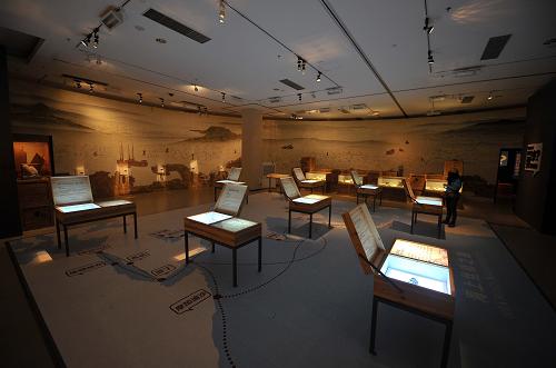 海南省博物館“華光礁1號(hào)沉船”展廳(12月27日攝)。近日,經(jīng)全國(guó)博物館評(píng)估委員會(huì)組織專家通信評(píng)估和現(xiàn)場(chǎng)復(fù)核,國(guó)家文物局核定海南省博物館等17家博物館為第二批國(guó)家一級(jí)博物館。海南省博物館作為海南省唯一的綜合性現(xiàn)代化博物館,自2008年新館落成并免費(fèi)向社會(huì)開(kāi)放以來(lái),成功舉辦各類展覽180余個(gè),接待觀眾380余萬(wàn)人次。新華社記者 郭程 攝