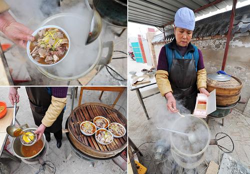 左上:12月27日,蘇蘭花在向“四角”上的肉菜里澆入高湯。 左下:12月27日,蘇蘭花在向“門子”菜里澆入高湯。 右圖:12月27日,蘇蘭花在調(diào)制高湯。新華社記者 彭昭之?dāng)z