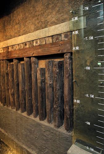 上海元代水閘遺址博物館中展示的水閘地下結(jié)構(gòu)(12月28日攝)。新華社記者 任瓏 攝