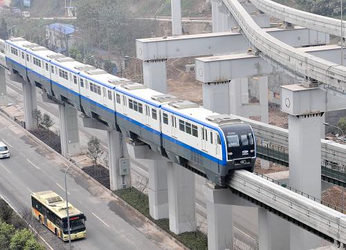 12月28日,一列跨座式單軌列車在依地形而建的軌道上快速運(yùn)行。當(dāng)日,隨著重慶軌道交通3號(hào)線二塘至魚洞段的開通試運(yùn)行,全長(zhǎng)55.5公里的軌道交通3號(hào)線正式實(shí)現(xiàn)全線貫通。這條軌道交通線路南起魚洞,北至重慶江北國(guó)際機(jī)場(chǎng),橫跨重慶主城6區(qū)以及長(zhǎng)江、嘉陵江兩江,全程運(yùn)行時(shí)間約90分鐘,是貫穿重慶主城區(qū)南北方向的軌道交通大動(dòng)脈。據(jù)了解,軌道交通3號(hào)線的全線貫通,對(duì)進(jìn)一步緩解重慶城市交通擁堵、帶動(dòng)城市綜合發(fā)展和促進(jìn)城市群的形成有著重要意義。 重慶軌道交通3號(hào)線共分為三期進(jìn)行建設(shè),一、二期二塘至重慶江北國(guó)際機(jī)場(chǎng)段長(zhǎng)39公里,已于2011年12月建成通車。三期二塘至魚洞段全長(zhǎng)16.5公里,繼續(xù)采用跨座式單軌交通制式,沿線設(shè)有10個(gè)高架車站。據(jù)重慶市城鄉(xiāng)建委總工程師吳波介紹,軌道交通3號(hào)線的全線貫通,標(biāo)志著全球最長(zhǎng)的一條跨座式單軌交通線路在渝誕生。新華社記者 劉潺 攝