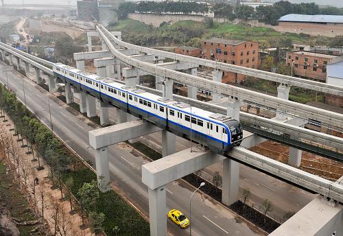 12月28日,一列跨座式單軌列車在依地形而建的軌道上快速運(yùn)行。新華社記者 劉潺 攝