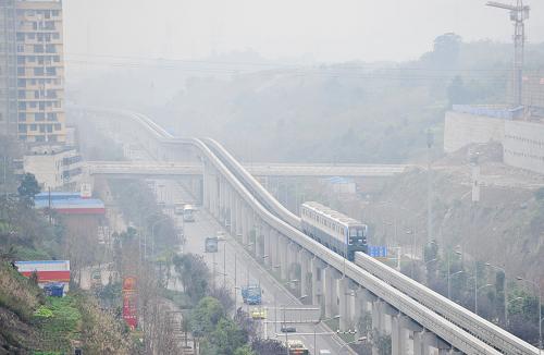 12月28日,一列跨座式單軌列車在依地形而建的軌道上快速運(yùn)行。新華社記者 劉潺 攝