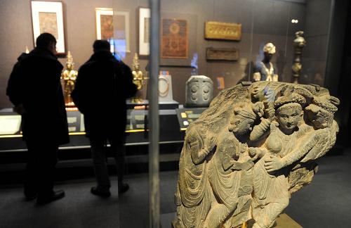12月28日,觀眾在首都博物館觀看展覽。當(dāng)日,臺北世界宗教博物館宗教藝術(shù)文化展在首都博物館開展。展覽分為兩部分,第一部分以影片、互動地圖等多媒體技術(shù)介紹了宗教的起源、世界宗教的分布等基本信息;第二部分則通過宗教藝術(shù)品、文字、多媒體等介紹了佛教、基督教、伊斯蘭教、道教等宗教的特點、內(nèi)涵和核心價值。展覽展出的104組(件)文物均為臺北世界宗教博物館的館藏精品。新華社記者 羅曉光 攝