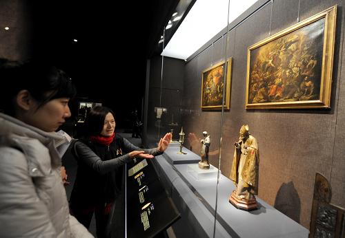 12月28日,志愿者在首都博物館向觀眾介紹展品背后的故事。新華社記者 羅曉光 攝