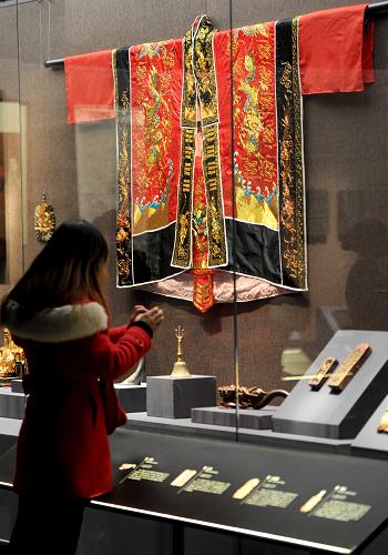 12月28日,觀眾在首都博物館觀看展覽。新華社記者 羅曉光 攝