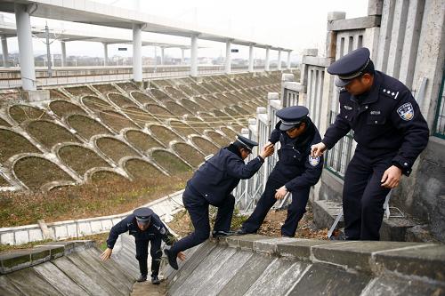 12月28日,浙江德清鐵路派出所的四名警員爬上即將開通的德清高鐵站的后山,準(zhǔn)備巡查鐵路沿線護(hù)欄設(shè)施。新華社記者 崔新鈺 攝