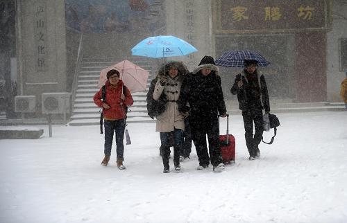 12月29日,游客行走在江西九江市廬山景區(qū)的風(fēng)雪中。當(dāng)日早晨開始,江西迎來(lái)今年入冬以來(lái)首場(chǎng)大范圍降雪。江西省氣象臺(tái)于29日發(fā)布了寒潮藍(lán)色預(yù)警信號(hào)。新華社記者 周科 攝