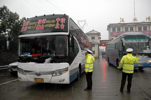 12月29日,交警在引導(dǎo)車輛靠邊檢查,提醒司機(jī)小心駕駛。新華社記者 劉彬 攝