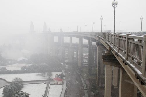 12月29日,南京長江大橋掩映在雪花中。當(dāng)日,南京再降大雪,南京長江大橋在大雪中迎來通車44周年。1968年12月29日,南京長江大橋全面建成通車,成為我國第一座自行設(shè)計(jì)和施工的雙層式鐵路、公路兩用橋梁。南京長江大橋鐵路橋全長6700多米,公路橋全長4500多米,是繼武漢長江大橋、重慶白沙沱長江大橋之后第三座跨越長江的大橋。新華社發(fā)(董金林 攝)