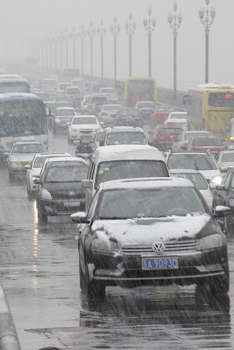 12月29日,車輛在雪中通行南京長江大橋。新華社發(fā)(董金林 攝)