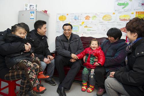12月27日至30日,中共中央政治局常委、國務(wù)院副總理李克強(qiáng)到江西九江、湖北恩施調(diào)研。這是12月27日,李克強(qiáng)來到江西九江經(jīng)濟(jì)技術(shù)開發(fā)區(qū)職工宿舍樓,看望住在這里的農(nóng)民工和家屬。新華社記者 黃敬文 攝