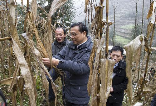 12月27日至30日,中共中央政治局常委、國務(wù)院副總理李克強(qiáng)到江西九江、湖北恩施調(diào)研。這是12月29日,李克強(qiáng)在湖北恩施龍鳳鎮(zhèn)青堡村,踩著泥滑山坡道攀上路邊陡坡,察看掛坡地種植的艱難。新華社記者 黃敬文 攝